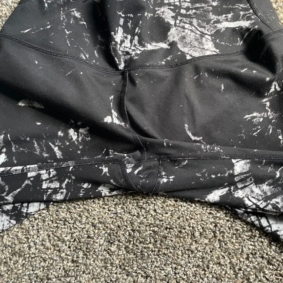 🖤 ALO Yoga Black and White Patterned Leggings 🖤 - Picture 5 of 6